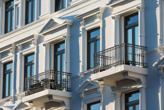 Mehrgeschossige, guterhaltene Altbaufassade aus Gründerzeit
