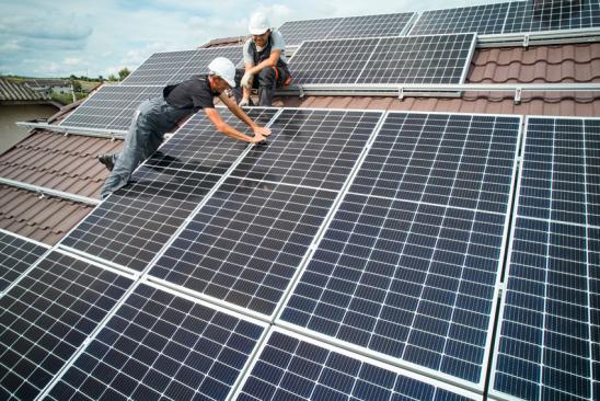 Zwei Facharbeiter installieren eine PV-Anlage