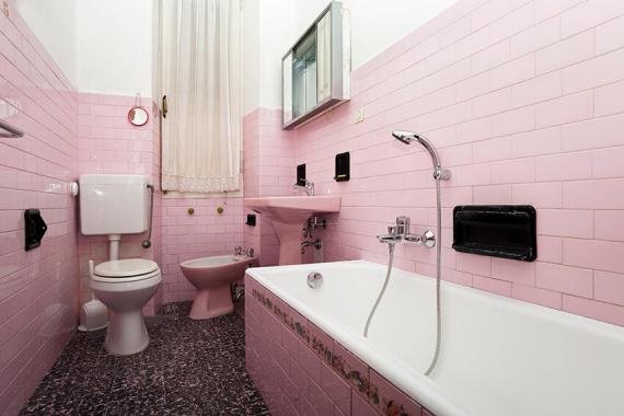 Rosa Badezimmer im Stil der 70er-Jahre