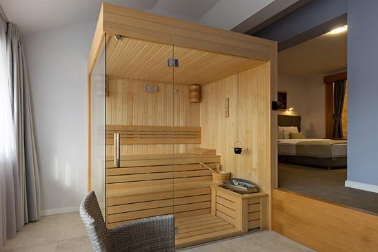 Holzsauna im Schlafzimmer integriert