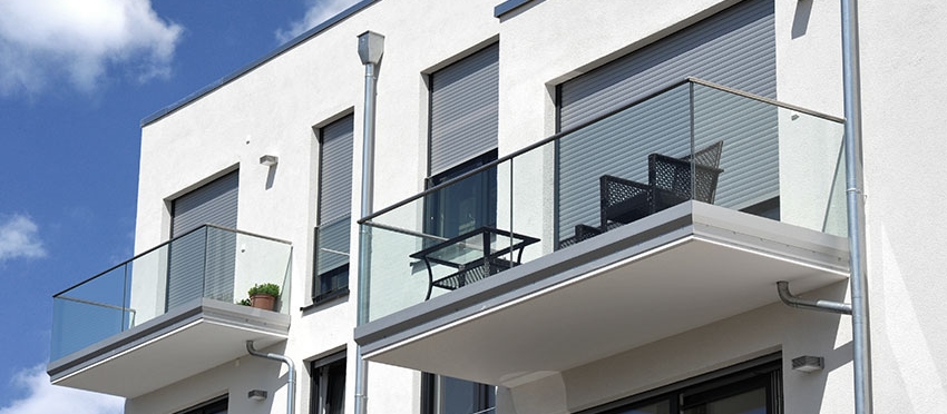 Zwei moderne, offene Balkone an Mehrfamilienhaus