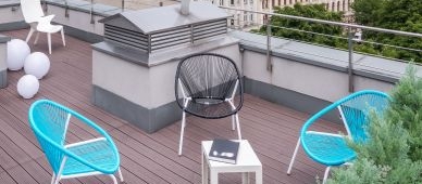 Dachterrasse mit Stühlen und kleinem Tisch