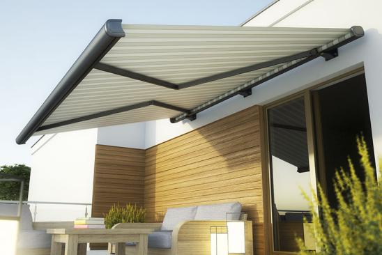 Dachterrasse mit Markise als Sonnenschutz