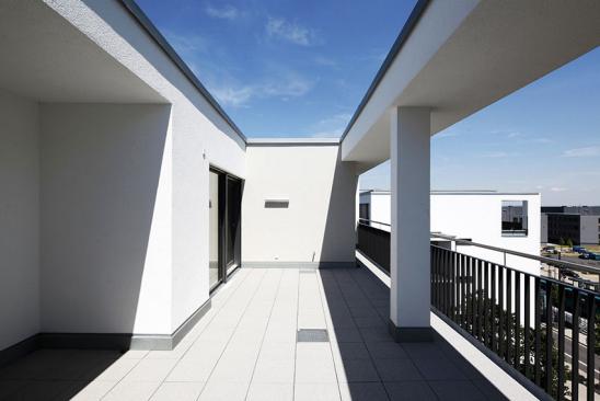Fluchtansicht einer Dachterrasse in grau und weiß