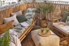 Dachterrasse: Lounge-Ecke mit Sonnenschirm