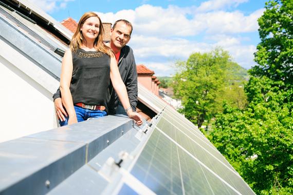 Paar freut sich über installierte Solaranlage.