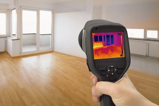 Gebäudeenergiegesetz: Thermografische Aufnahme eines Raumes mit seinen Außenwänden