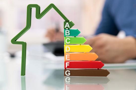 Gebäudeenergiegesetz: Symbolisches Haus mit Energiekennzeichnung