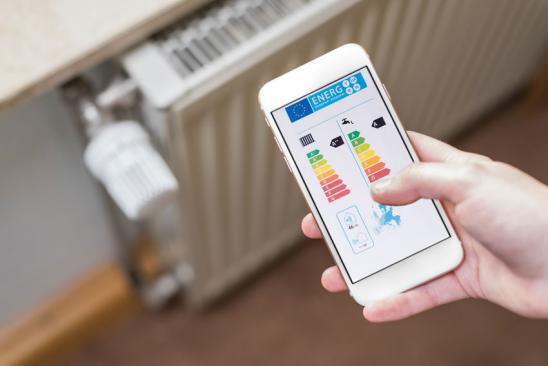 Haus günstig sanieren: Energieeffizient heizen mit App und Smarthpone