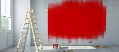 Rote Farbe an Wand aus Beton bei Renovierung von einem alten Haus