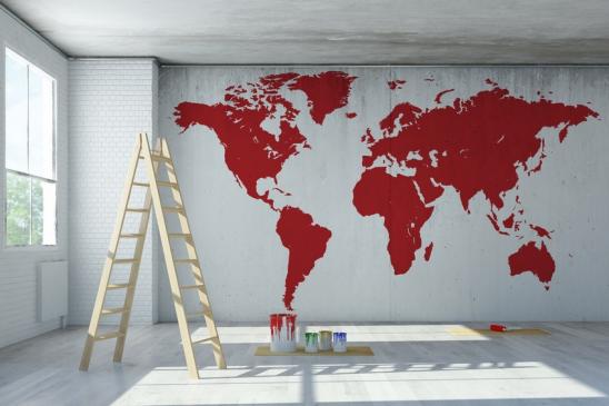 große Weltkarte an eine Wand aus Beton gemalt während der Renovierung