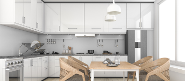 Weiße und moderne Wohnküche mit Holzboden und Stühlen