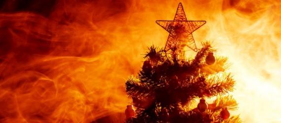 Weihnachtsbaum vor Flammen