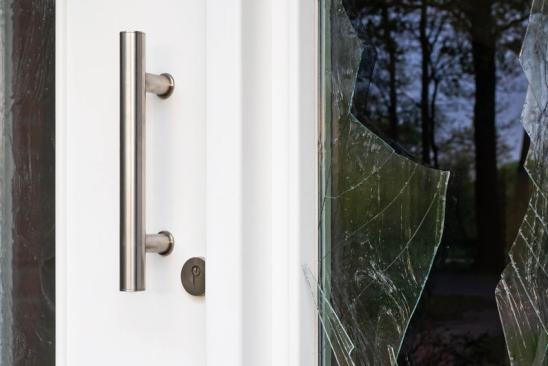 Haustür mit zebrochener Glasscheibe