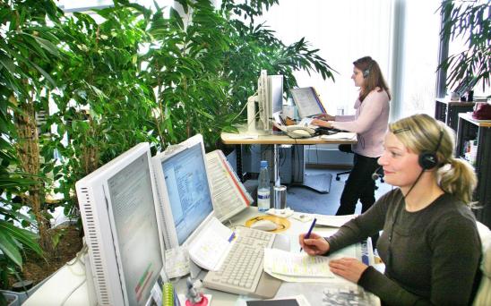 Immer erreichbar: Das Kunden-Service-Center der Bausparkasse Schwäbisch Hall. Im Kunden-Service-Center (KUC) von Schwäbisch Hall werden täglich rund 15.000 Anfragen von Schwäbisch Hall-Kunden beantwortet.