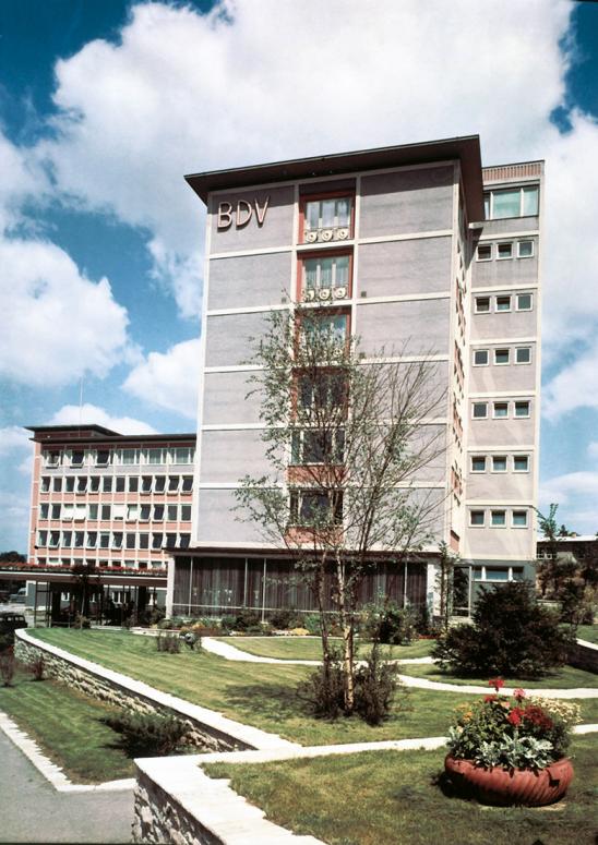 Nach den Volksbanken beteiligen sich auch die Raiffeisen-Zentralkassen am Kapital der Bausparkasse. Das Unternehmen heißt jetzt: "Bausparkasse Schwäbisch Hall AG, Bausparkasse der Volksbanken und Raiffeisenkassen".