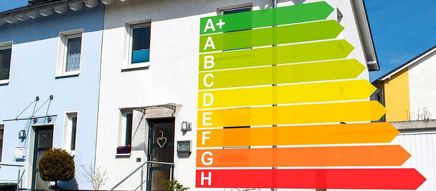 KfW 55: Haus mit Energieklassen-Balken im Vordergrund