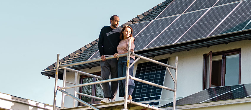 Zwei Hände berühren Solarmodule