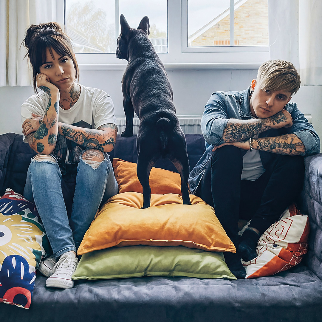 Paar mit Hund in Mietwohnung