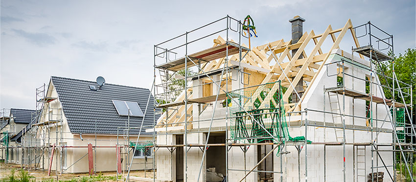 Rohbau eines Einfamilienhauses mit Gerüst