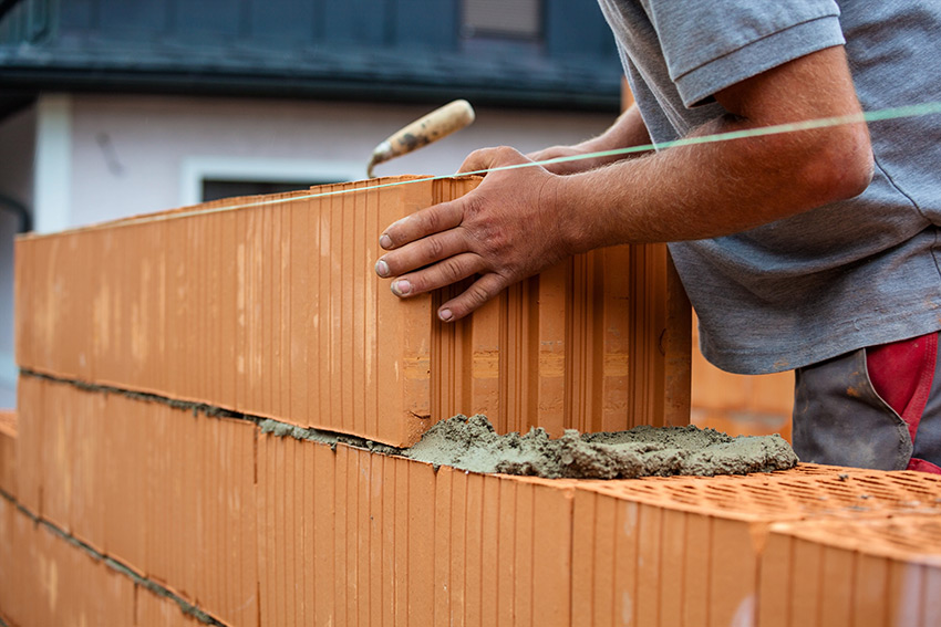 Arbeiter auf einer Baustelle beim Bau einer Mauer