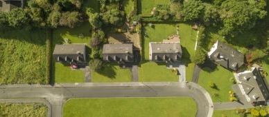 Rohbau eines Einfamilienhauses mit Gerüst