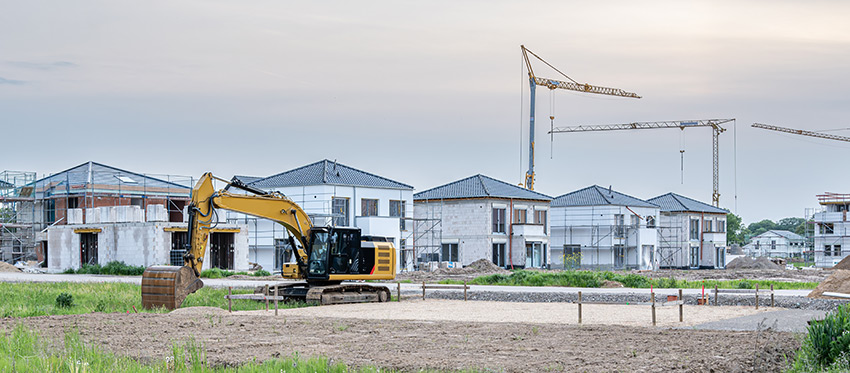 Paar auf dem Gerüst stehend vor ihrer Solaranlage am Dach