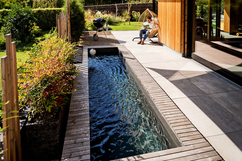 Perfekter Neubau: Terrasse mit integriertem Wasserbecken