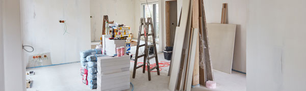 Haus günstig sanieren: Raum mit Utensilien für die Renovierung