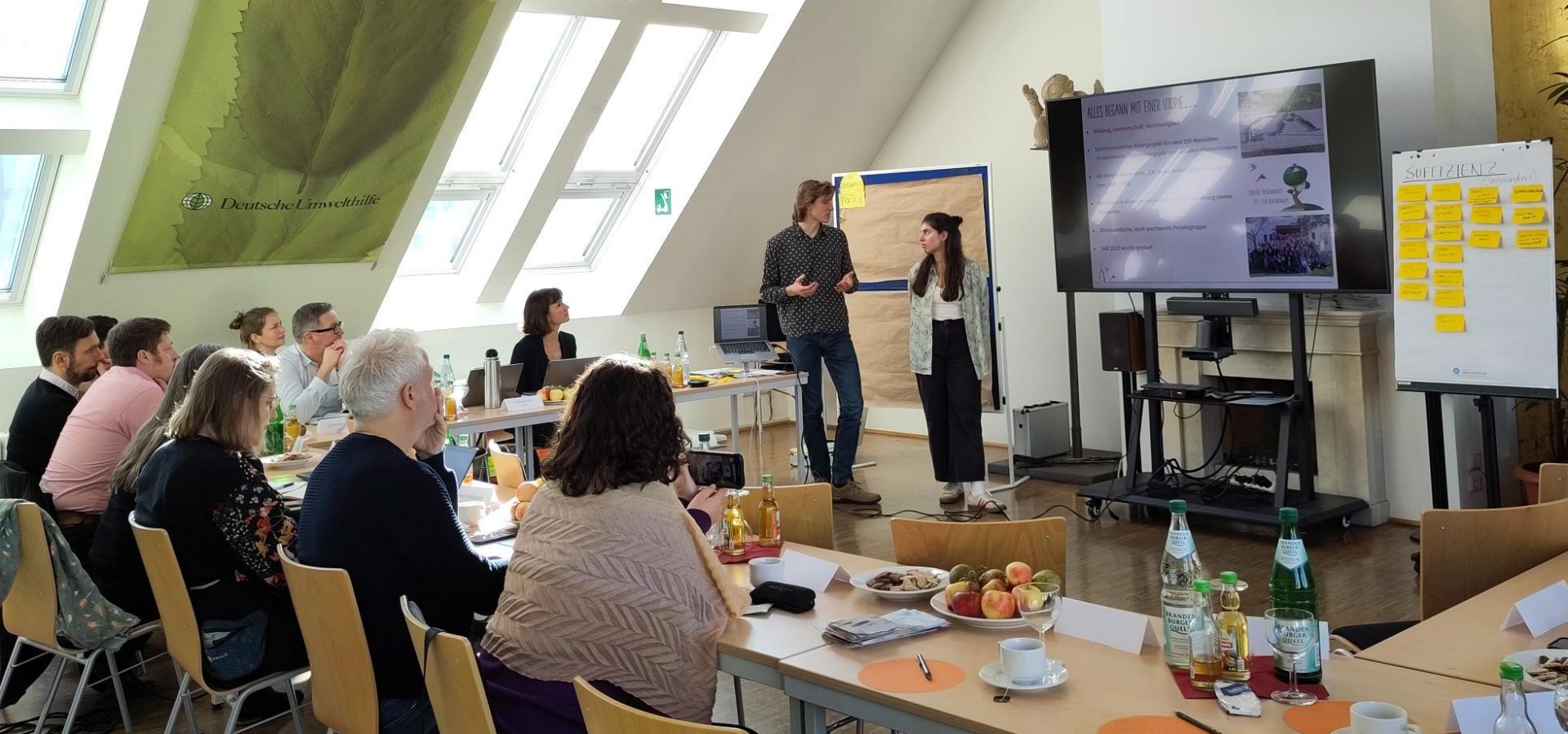 Die Teilnehmenden am Runden Tisch diskutierten zu Fragen rund um "Suffizienz im Gebäudebereich", November 2023.